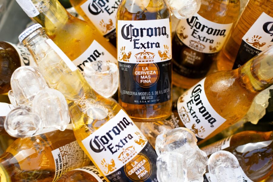 LED Eiskübel mieten: Mieten Sie LED Eiskübel für Ihre Veranstaltung und bieten Sie Gästen Komfort sowie eine ansprechende Lichtstimmung.