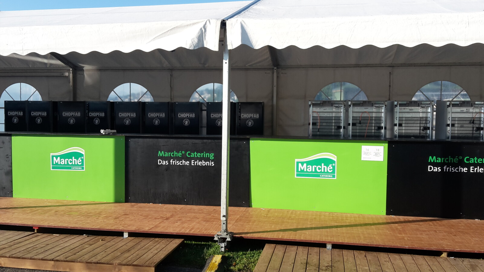 Mobiler Tresen mieten mit Logo-Druck: Ihre individuelle Event-Bar